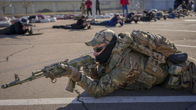 Des ressortissants étrangers quittent l'Ukraine face à la menace d'une invasion russe imminente Des ressortissants étrangers quittent l'Ukraine face à la menace d'une invasion russe imminente