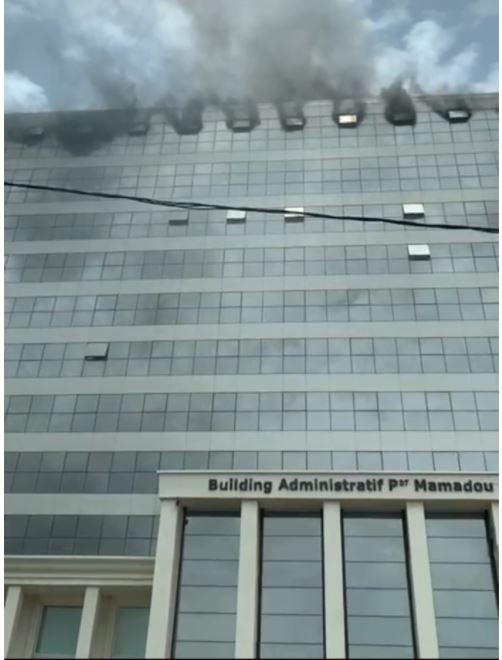 Réparation des dégâts de l’incendie du building administratif : le rapport secret de Macky, la facture et le choix de Bamba Ndiaye Sa Réparation des dégâts de l’incendie du building administratif : le rapport secret de Macky, la facture et le choix de Bamba Ndiaye Sa
