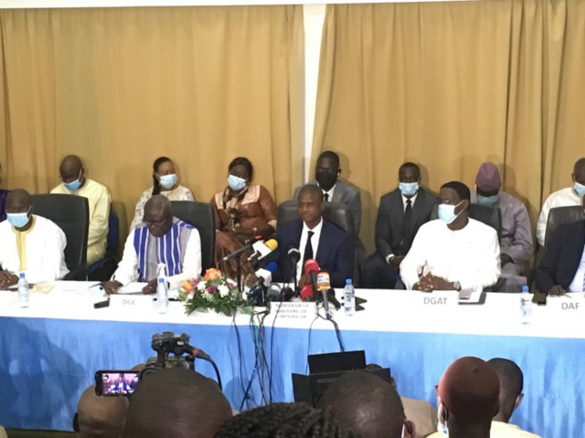 Fixation du montant de la caution des législatives : « Notre sens de responsabilité (…) sera le dénominateur commun qui éclairera la décision qui sera prise. » (Antoine F. A. Diome, ministre de l'intérieur). Fixation du montant de la caution des législatives : « Notre sens de responsabilité (…) sera le dénominateur commun qui éclairera la décision qui sera prise. » (Antoine F. A. Diome, ministre de l'intérieur).