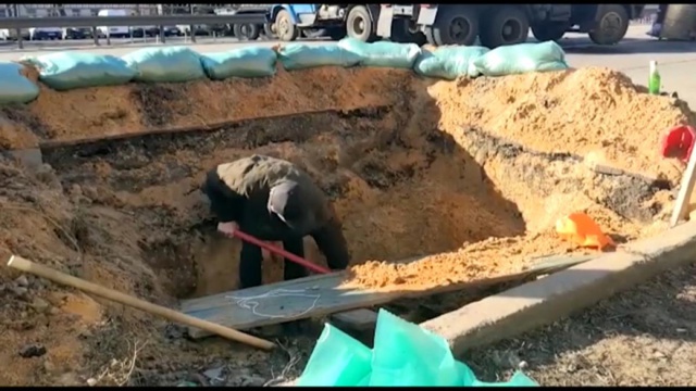 Les habitants coincés en Ukraine se construisent des abris de fortune contre l'invasion Les habitants coincés en Ukraine se construisent des abris de fortune contre l'invasion