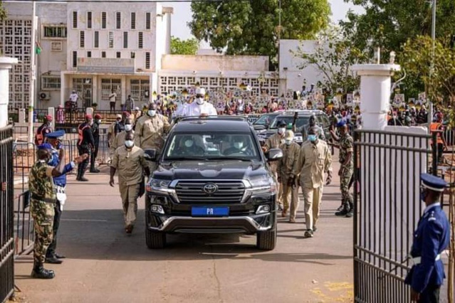 Tamba déroule le tapis rouge pour Macky Tamba déroule le tapis rouge pour Macky