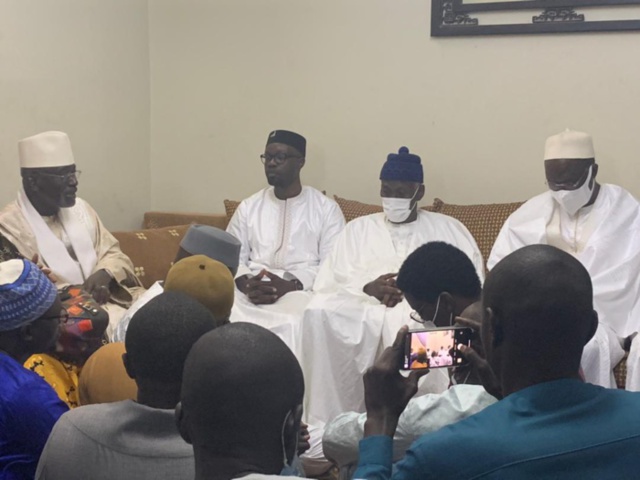 Ziarra annuelle: Une forte délégation de YAW avec à sa tête, Ousmane Sonko (Photos) Ziarra annuelle: Une forte délégation de YAW avec à sa tête, Ousmane Sonko (Photos)