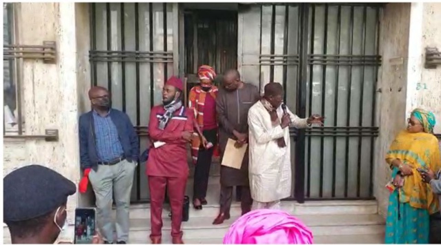 Après avoir encaissé la somme de 450 000 F Cfa, l'escroc a pris l'engagement de livrer les meubles à la dame au mois de janvier 2022, d'après des confidences faites à Seneweb.  A l'issue de ce délai, la dame A. Cissé ne sachant plus à quel saint se v Après avoir encaissé la somme de 450 000 F Cfa, l'escroc a pris l'engagement de livrer les meubles à la dame au mois de janvier 2022, d'après des confidences faites à Seneweb.  A l'issue de ce délai, la dame A. Cissé ne sachant plus à quel saint se v