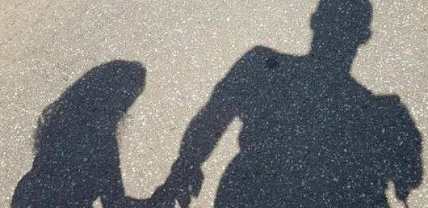 Le tailleur engrosse sa nièce de 14 ans et jure qu'elle est sa copine Le tailleur engrosse sa nièce de 14 ans et jure qu'elle est sa copine