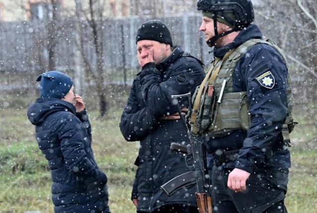 Autour de fosses communes ou dans la rue, Boutcha pleure ses morts après le retrait russe