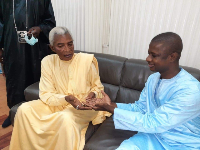 Serigne Abdou Karim Mbacké Falilou reçu par le ministre de l'Intérieur, Antoine Diome Serigne Abdou Karim Mbacké Falilou reçu par le ministre de l'Intérieur, Antoine Diome