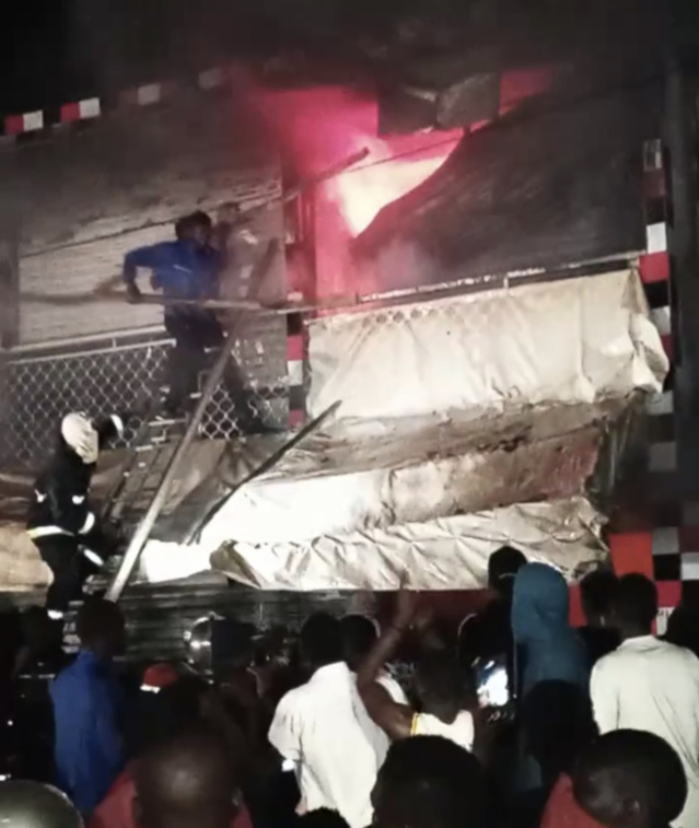 Urgent : Une partie du marché de Ouakam en feu. Urgent : Une partie du marché de Ouakam en feu.