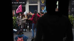 Paris : un bâtiment inoccupé investi par des sans-papiers pour demander "des droits pour tous" Paris : un bâtiment inoccupé investi par des sans-papiers pour demander "des droits pour tous"