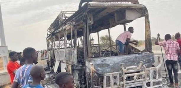 Autoroute Ila Touba : Un bus avec 80 personnes à bord prend feu, un drame évité de justesse... Autoroute Ila Touba : Un bus avec 80 personnes à bord prend feu, un drame évité de justesse...