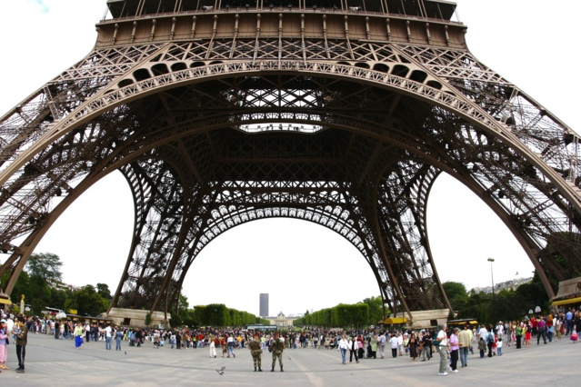Paris: le coup de frein du préfet de police au projet de réaménagement de la tour Eiffel