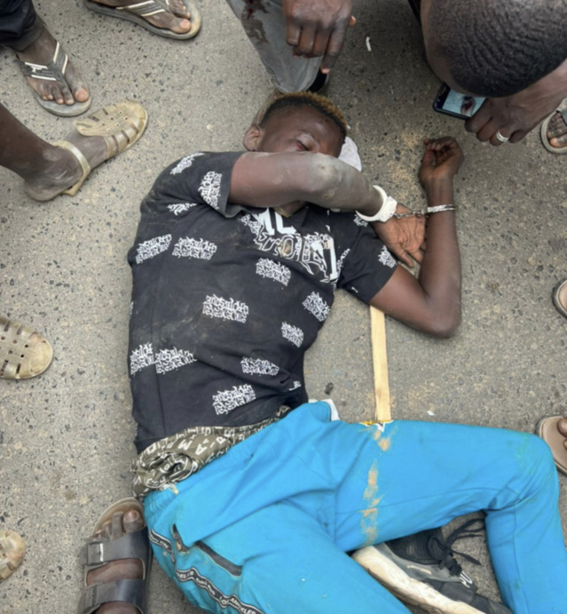 Sacré-Coeur 2 : Le taximan percute la moto des agresseurs et le voleur se fait lyncher. Sacré-Coeur 2 : Le taximan percute la moto des agresseurs et le voleur se fait lyncher.