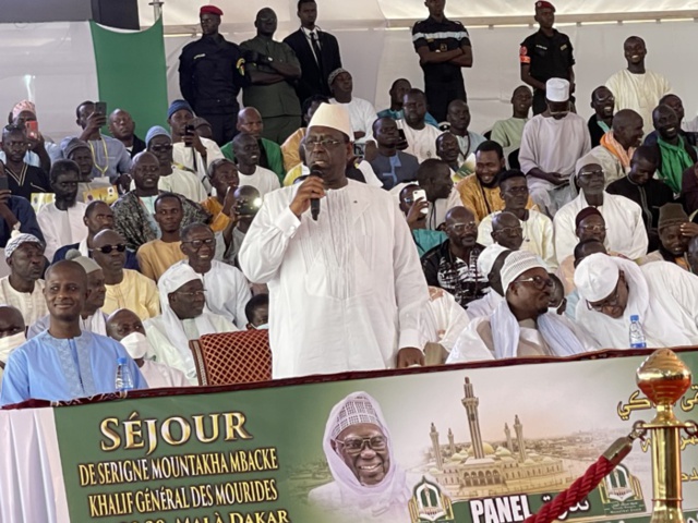 Macky Sall à Massalikul Jinaan : Le chef de l’État promet une structure sanitaire et un morgue dans la mosquée. Macky Sall à Massalikul Jinaan : Le chef de l’État promet une structure sanitaire et un morgue dans la mosquée.