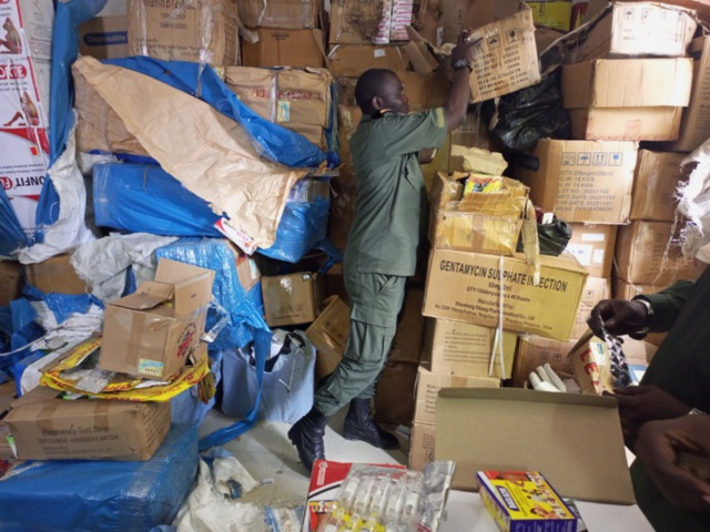 Thiaroye : saisie record de faux médicaments à Thiaroye pour une contrevaleur d’un milliard cent cinquante millions Francs CFA (1 150 000 000) Thiaroye : saisie record de faux médicaments à Thiaroye pour une contrevaleur d’un milliard cent cinquante millions Francs CFA (1 150 000 000)