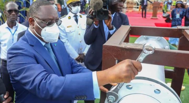 Accès à l’eau: Macky Sall lance les travaux de la première usine de dessalement d’eau de mer à Dakar Accès à l’eau: Macky Sall lance les travaux de la première usine de dessalement d’eau de mer à Dakar