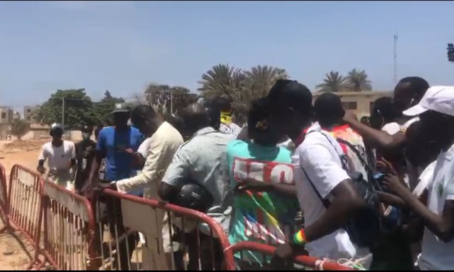 Obélisque : Les reporters de la TFM chassés par les manifestants Obélisque : Les reporters de la TFM chassés par les manifestants