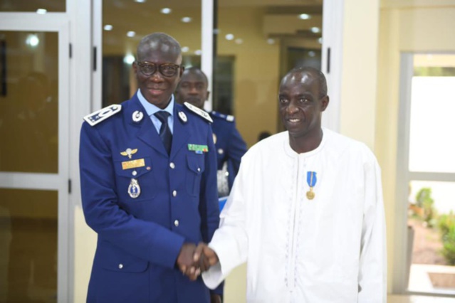 Décoré de la médaille d’honneur de la gendarmerie : Dg Moustapha Bâ, un modèle d’engagement, de loyauté et de dévouement (Le Témoin) Décoré de la médaille d’honneur de la gendarmerie : Dg Moustapha Bâ, un modèle d’engagement, de loyauté et de dévouement (Le Témoin)