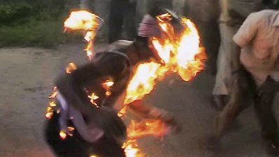 COLOBANE- Un jeune manifestant, qui a tenté d'asperger de l'essence sur un pneu, brûlé vif avant de rendre l'âme COLOBANE- Un jeune manifestant, qui a tenté d'asperger de l'essence sur un pneu, brûlé vif avant de rendre l'âme