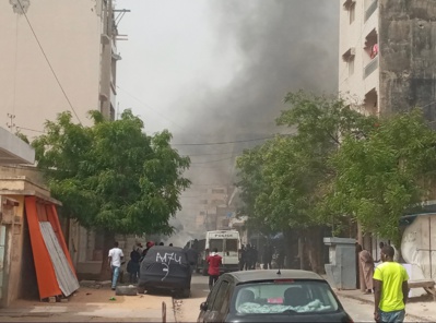 Fumée noire sur Colobane et ses alentours : Course poursuite avec les manifestants. Fumée noire sur Colobane et ses alentours : Course poursuite avec les manifestants.
