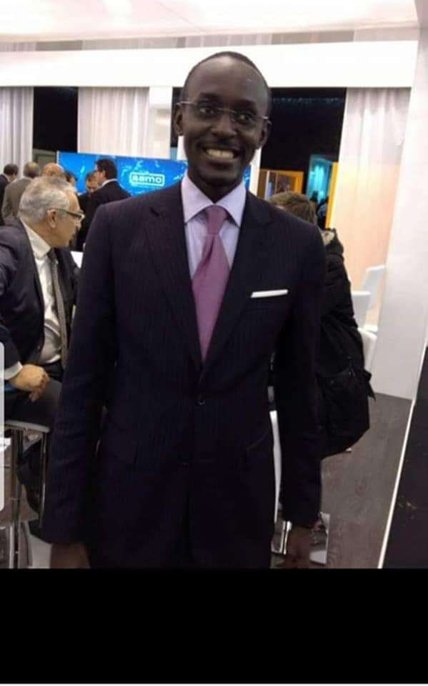 ARRÊT SUR IMAGE- Le pied de nez de l'activiste Akhenaton Aton après le face à face d'hier entre Macky et certains jeunes ARRÊT SUR IMAGE- Le pied de nez de l'activiste Akhenaton Aton après le face à face d'hier entre Macky et certains jeunes