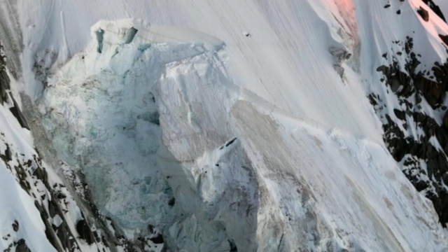 Un morceau de glacier s'effondre en Italie : six morts et des disparus