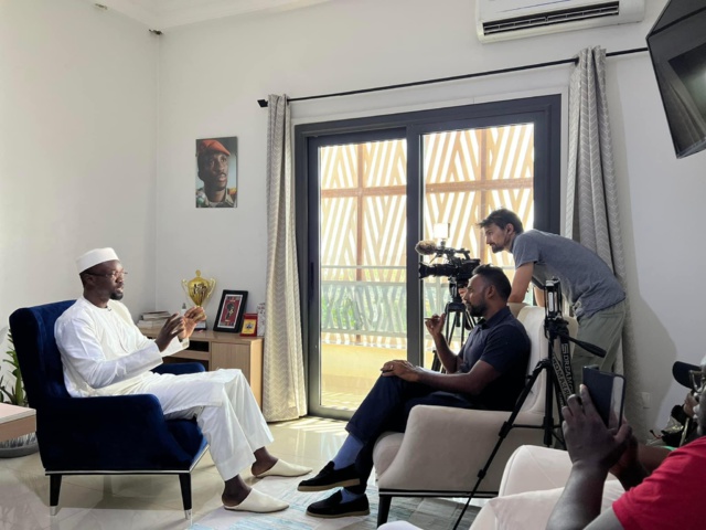 Sonko feat Sankara – Ce n’est pas le titre d’un album de rappeur, c’est Ousmane Sonko qui veut se présenter comme un révolutionnaire Sonko feat Sankara – Ce n’est pas le titre d’un album de rappeur, c’est Ousmane Sonko qui veut se présenter comme un révolutionnaire