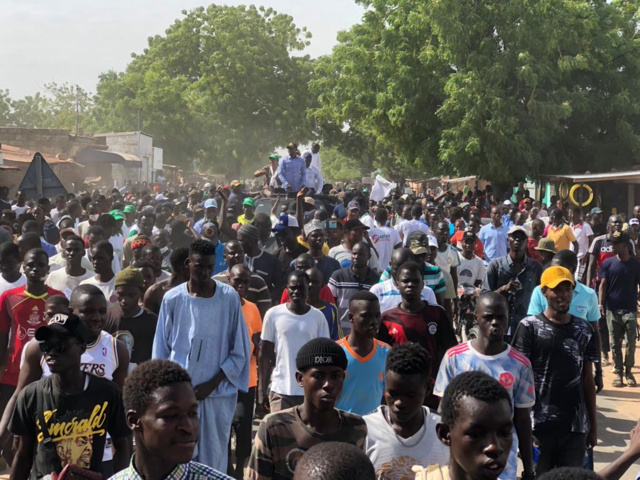 Kaolack : Ousmane Sonko accueilli en grande pompe... Les routes secondaires prises d'assaut par la population (images). Kaolack : Ousmane Sonko accueilli en grande pompe... Les routes secondaires prises d'assaut par la population (images).