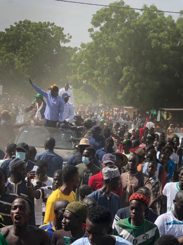 Kaolack : Ousmane Sonko accueilli en grande pompe... Les routes secondaires prises d'assaut par la population (images). Kaolack : Ousmane Sonko accueilli en grande pompe... Les routes secondaires prises d'assaut par la population (images).