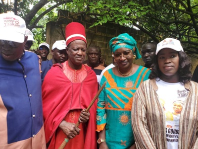 Ziguinchor : Aminata Touré chez le roi d'Oussouye. Ziguinchor : Aminata Touré chez le roi d'Oussouye.