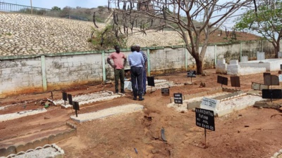 Affaissement d'un muret au cimetière de Ouakam : Le maire Abdoul Aziz Gueye sur les lieux, promet une exécution rapide des travaux Affaissement d'un muret au cimetière de Ouakam : Le maire Abdoul Aziz Gueye sur les lieux, promet une exécution rapide des travaux