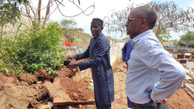 Affaissement d'un muret au cimetière de Ouakam : Le maire Abdoul Aziz Gueye sur les lieux, promet une exécution rapide des travaux Affaissement d'un muret au cimetière de Ouakam : Le maire Abdoul Aziz Gueye sur les lieux, promet une exécution rapide des travaux