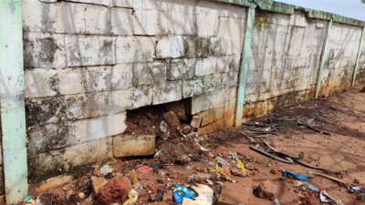 Affaissement d'un muret au cimetière de Ouakam : Le maire Abdoul Aziz Gueye sur les lieux, promet une exécution rapide des travaux Affaissement d'un muret au cimetière de Ouakam : Le maire Abdoul Aziz Gueye sur les lieux, promet une exécution rapide des travaux