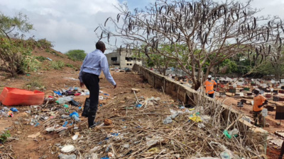 Affaissement d'un muret au cimetière de Ouakam : Le maire Abdoul Aziz Gueye sur les lieux, promet une exécution rapide des travaux Affaissement d'un muret au cimetière de Ouakam : Le maire Abdoul Aziz Gueye sur les lieux, promet une exécution rapide des travaux