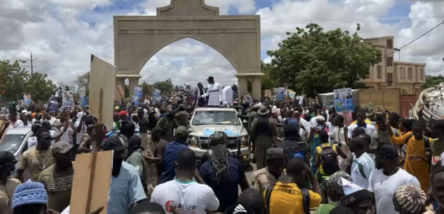 Législatives 2022 : NDINDY (populations) est sortie accueillir Sonko.