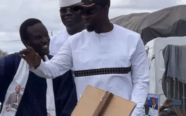 Législatives 2022 : NDINDY (populations) est sortie accueillir Sonko. Législatives 2022 : NDINDY (populations) est sortie accueillir Sonko.