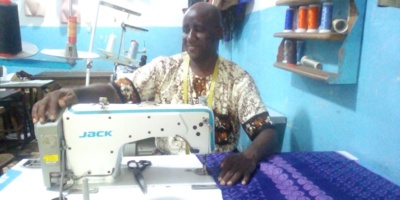 KOLDA : Sékou Seydi, maire de Koulinto, resté dans ses habits de tailleur. KOLDA : Sékou Seydi, maire de Koulinto, resté dans ses habits de tailleur.