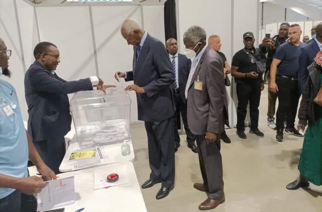 L'ancien président de la République du Sénégal, Abdou Diouf, a voté ce matin (Oumy Thiaré)