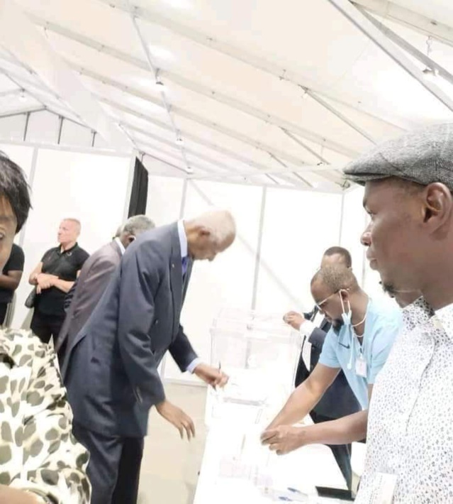 L'ancien président de la République du Sénégal, Abdou Diouf, a voté ce matin (Oumy Thiaré)