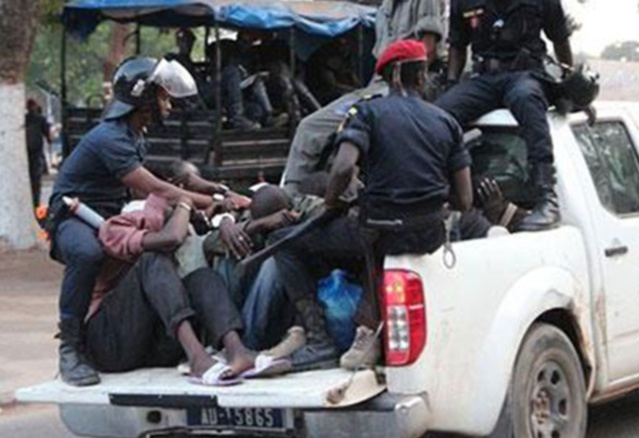 Gracié par Macky Sall : Un agresseur pris en flagrant délit par la police de Pikine avec des armes