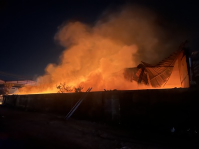 Urgent : Grave incendie dans un entrepôt de matériels électroménagers à Cambérène, plusieurs centaines de millions partis en fumée.