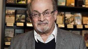 Poignardé, l'écrivain britannique Salman Rushdie sous assistance respiratoire