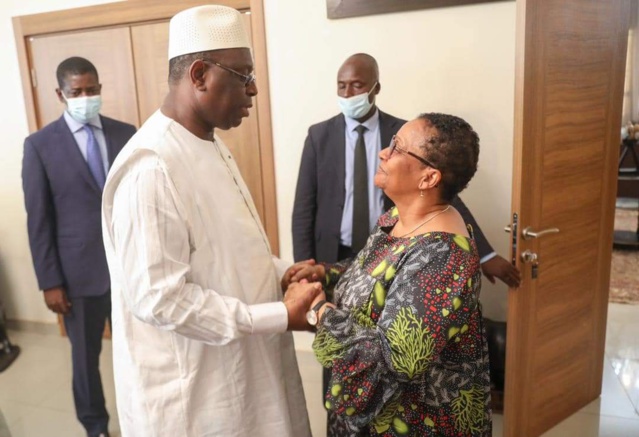 Visite de travail et d'amitié au Mali : Macky Sall se recueille au mausolée d'IBK  Visite de travail et d'amitié au Mali : Macky Sall se recueille au mausolée d'IBK