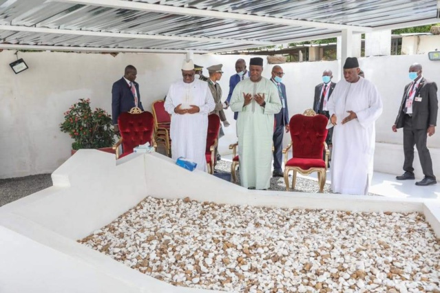 Visite de travail et d'amitié au Mali : Macky Sall se recueille au mausolée d'IBK  Visite de travail et d'amitié au Mali : Macky Sall se recueille au mausolée d'IBK