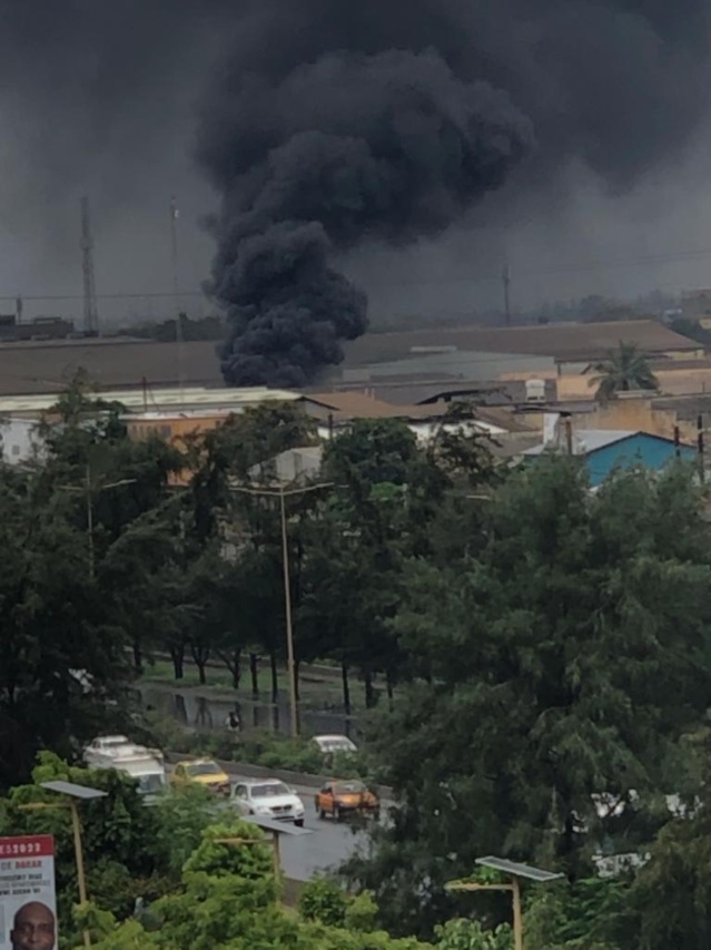 URGENT- La zone industrielle en feu, l'incendie dégage un impressionnant panache de fumée noire