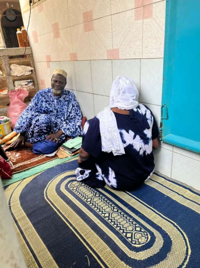 Gabrielle Kane reçoit les prières et bénédictions de Thierno Samassa et des érudits du Fouta Gabrielle Kane reçoit les prières et bénédictions de Thierno Samassa et des érudits du Fouta