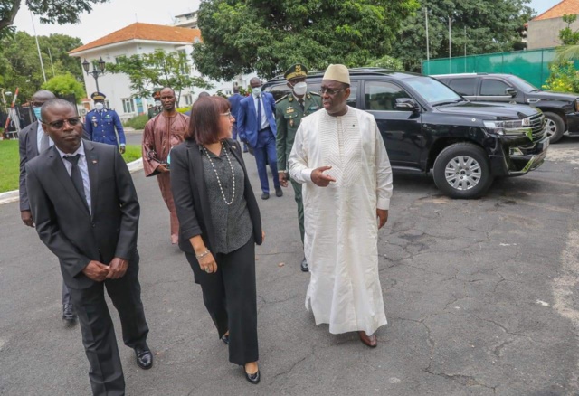 Le Chef de l’État s'est rendu à l’ambassade du Royaume-Uni à Dakar pour signer le registre de condoléances Le Chef de l’État s'est rendu à l’ambassade du Royaume-Uni à Dakar pour signer le registre de condoléances