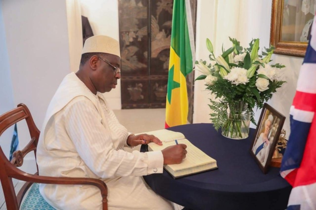 ​Le Chef de l’État s'est rendu à l’ambassade du Royaume-Uni à Dakar pour signer le registre de condoléances