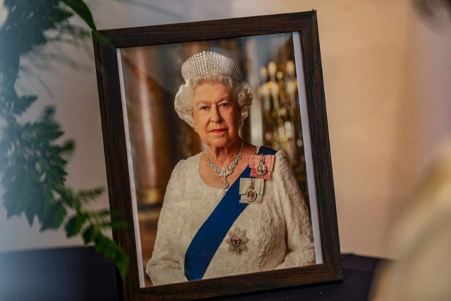 Le Chef de l’État s'est rendu à l’ambassade du Royaume-Uni à Dakar pour signer le registre de condoléances Le Chef de l’État s'est rendu à l’ambassade du Royaume-Uni à Dakar pour signer le registre de condoléances