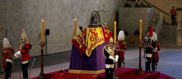 Le cercueil de la Reine Elizabeth II exposé au Palais de Westminster