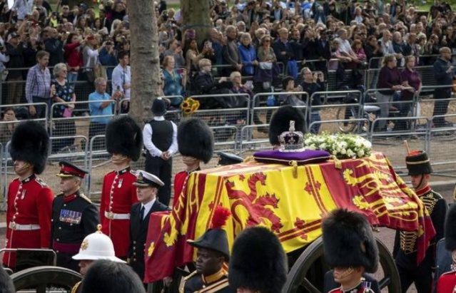 Le cercueil de la Reine Elizabeth II exposé au Palais de Westminster Le cercueil de la Reine Elizabeth II exposé au Palais de Westminster
