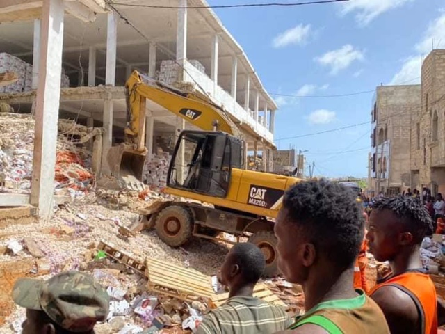 Effondrement d'une dalle au "marché Gueule Tapée"- Cinq personnes dégagées des décombres dont un...mort Effondrement d'une dalle au "marché Gueule Tapée"- Cinq personnes dégagées des décombres dont un...mort